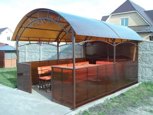 Навесы из поликарбоната для загородных домов и дач: советы по установки